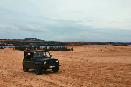 Lái xe off-road trên đồi cát trải nghiệm Mũi Né