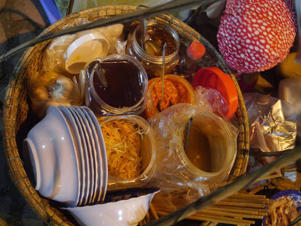 Gánh bún mắm nêm bình dị thơm ngon đặc trưng của người Huế