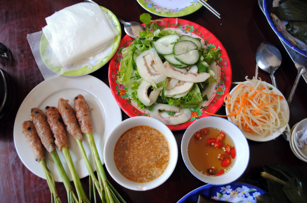 Món nem lụi nướng sả thơm ngon nức tiếng tại Huế