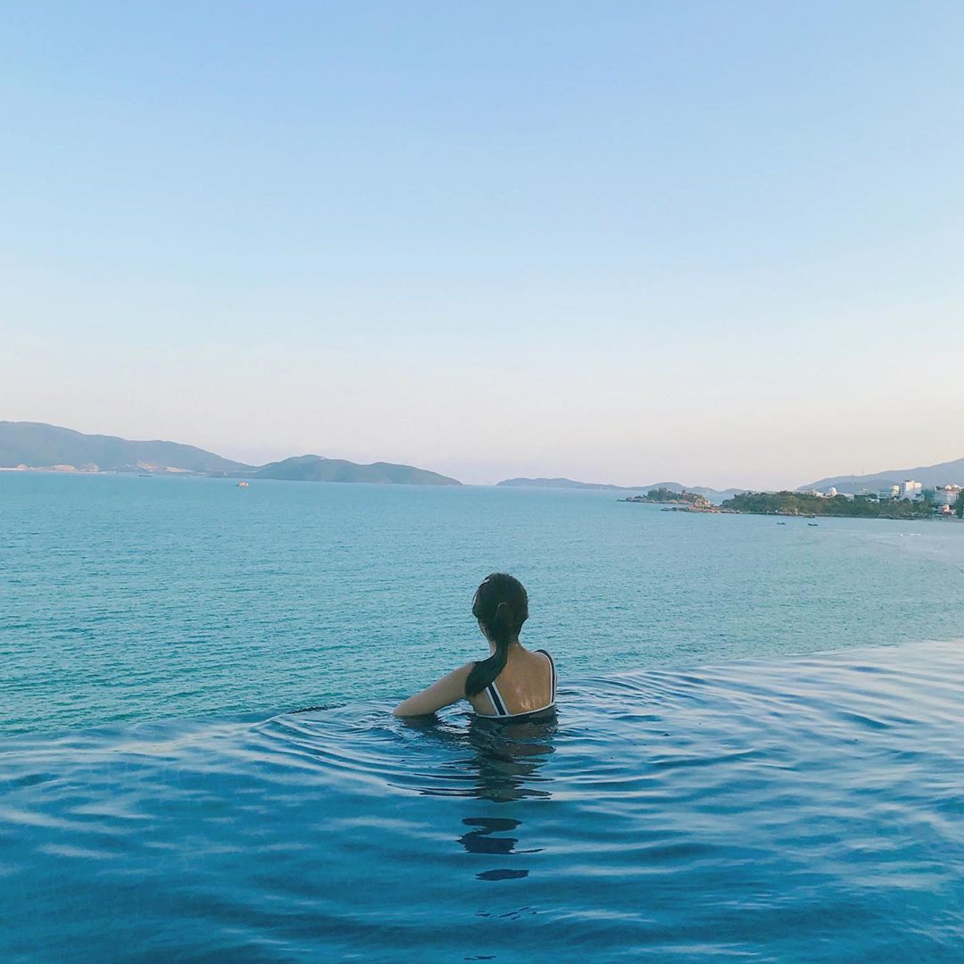 Thư giãn bên hồ bơi vô cực khách sạn Nha Trang