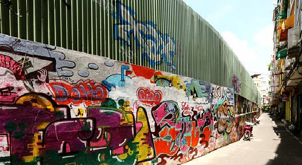Con hẻm sặc sỡ với tranh graffiti