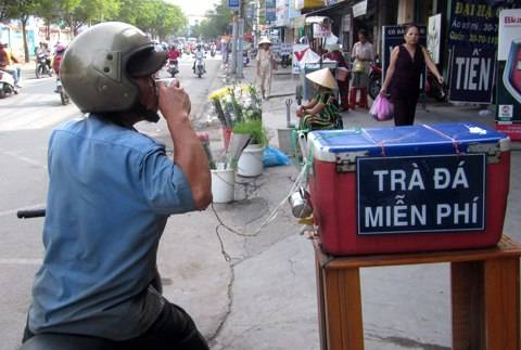 Trà đá miễn phí dọc các con đường Sài Gòn