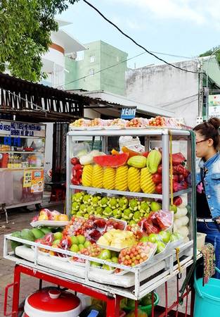 Trái cây vỉa hè khi du lịch Sài Gòn