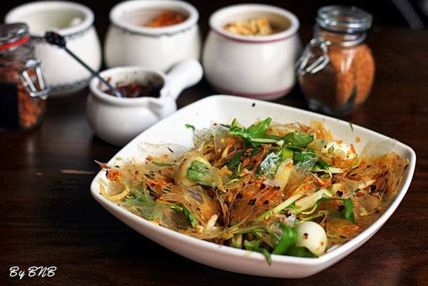 Bánh tráng trộn - món ăn đường phố đặc trưng khi du lịch Sài Gòn