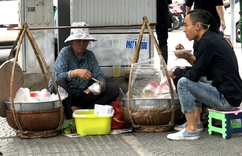 Gánh xôi Bắc hơn 6 thập kỷ trên vỉa hè Sài Gòn