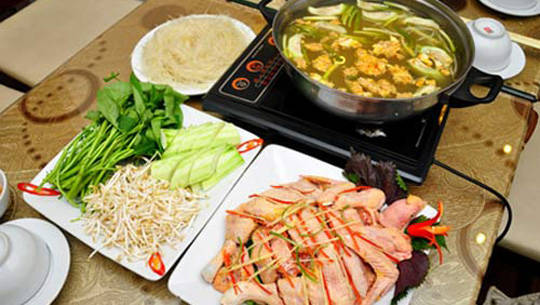 Lẩu gà đồi dấm bỗng tại quán lẩu ngon Hà Nội