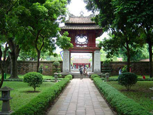 Văn Miếu Quốc Tử Giám địa điểm chụp ảnh kỷ yếu đẹp ở Hà Nội