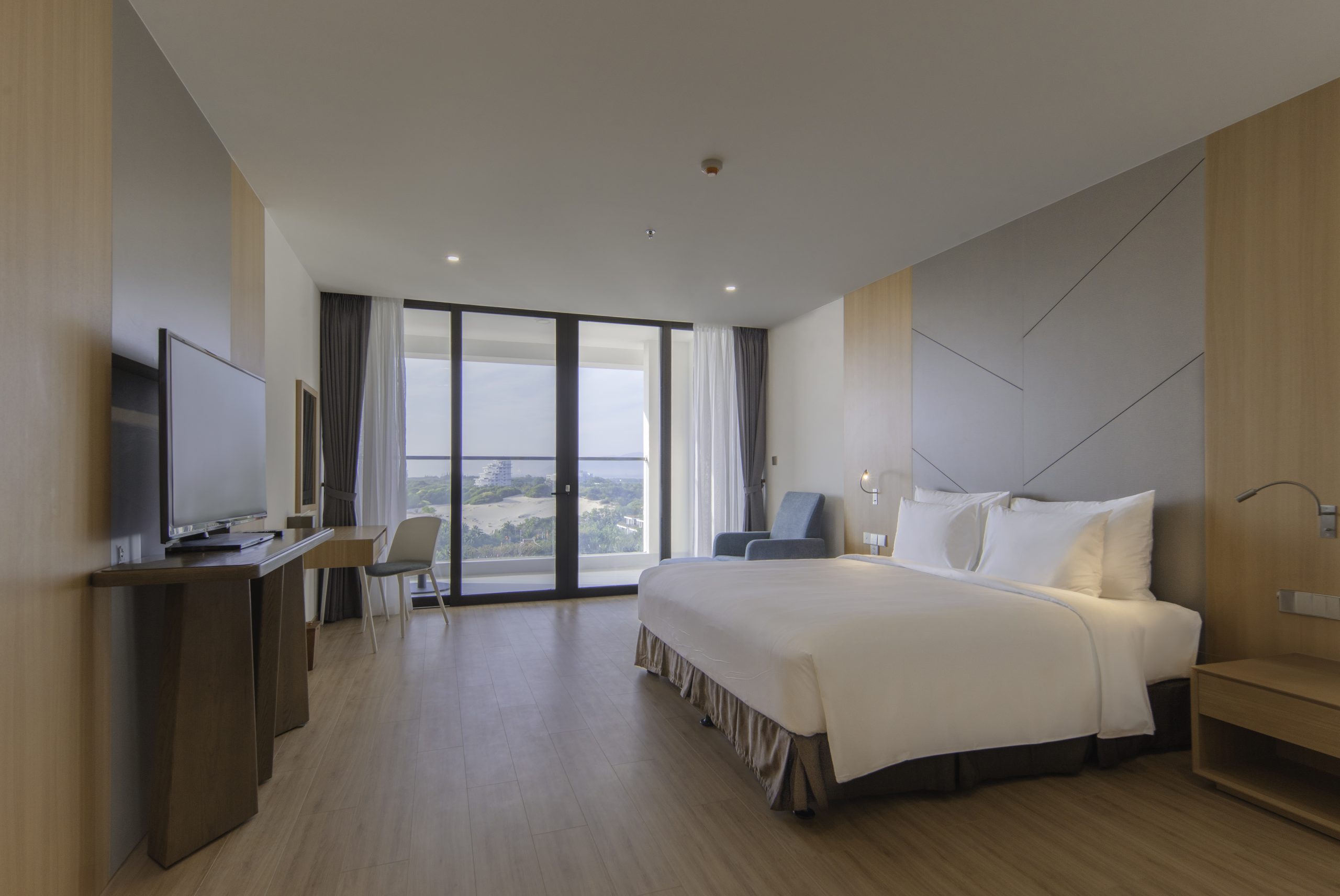 Không gian phòng ngủ sang trọng hướng biển tại Aquamarine resort Cam Ranh