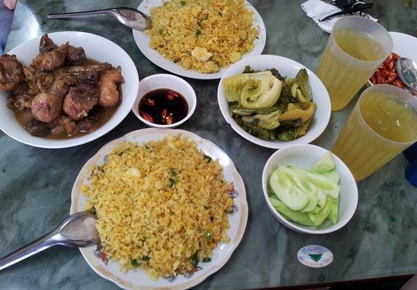 Cơm gà Tống Duy Tân: Nhắc đến món ăn khuya ở Hà Nội, người ta sẽ nghĩ ngay đến con phố ẩm thực Tống Duy Tân với các hàng quán mở bán suốt đêm, đông đảo thực khách. Món ăn nổi tiếng nhất ở khu phố này là cơm đảo gà rang với giá dao động từ 80.000 đến 120.000 đồng một suất. Các món gà tần, miến gà, cháo gà, cháo chim cũng phục vụ suốt đêm cho thực khách. Ảnh: Ngọc Hà.