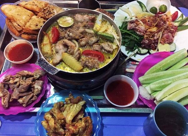 Đồ nướng Gầm Cầu: Chạy dọc theo chân cầu Long Biên, kéo dài từ phố Trần Nhật Duật đến Phùng Hưng được gọi là phố Gầm Cầu. Vào ban ngày, ở đây là những cửa hàng bán giày dép. Khi lên đèn, dọc cả phố là những quán đồ nướng thơm lừng. Ở đây rất phong phú các loại nguyên liệu như: lòng, dạ dày, tràng, cổ hũ, nầm… nướng sẵn hoặc thực khách tự nướng trên bếp than hồng. Các quán nướng ở phố Gầm Cầu càng về khuya càng đông, nhất là khi tiết trời se lạnh. Ảnh: Lozi.