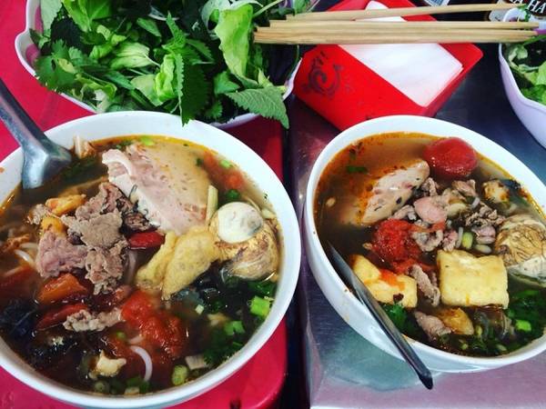 Bún ốc Hàng Khoai: Quán bún ốc vỉa hè Hàng Khoai bán 24/24 là địa chỉ yêu thích cho những ai muốn khám phá ẩm thực Hà Nội về khuya. Tô bún thập cẩm đầy đặn với ốc, giò, thịt bò và trứng vịt lộn. Nước dùng khá cay nhưng đậm đà, có độ chua vừa vặn nên bát bún rất ít phải nêm nếm. Giá một tô là 50.000-60.000 đồng, tuy hơi cao nhưng so với mặt bằng phố cổ và chất lượng món ăn thì được đánh giá là xứng đáng. Ảnh: Thùy Anh.