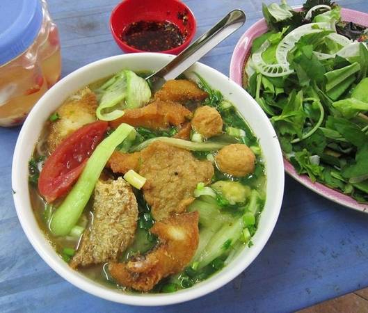 Bún cá Hàng Đậu: Trước kia ngõ Hồng Phúc gần bốt Hàng Đậu chỉ có một hàng bún cá, luôn tấp nập khách ra vào từ sáng đến khuya. Ngày nay có thêm vài quán mở, bán 24/24 khiến ngõ nhỏ trở thành địa chỉ ăn đêm quen thuộc ở Hà Nội. Bát bún cá ở đây khá đầy đặn, thịt cá nhiều, rán vàng, chả cá mỏng và nước dùng chua dịu, thơm ngon. Một tô bún cá giá từ 30.000 đồng, phục vụ khá nhanh chóng. Ảnh: Thanh Sơn.