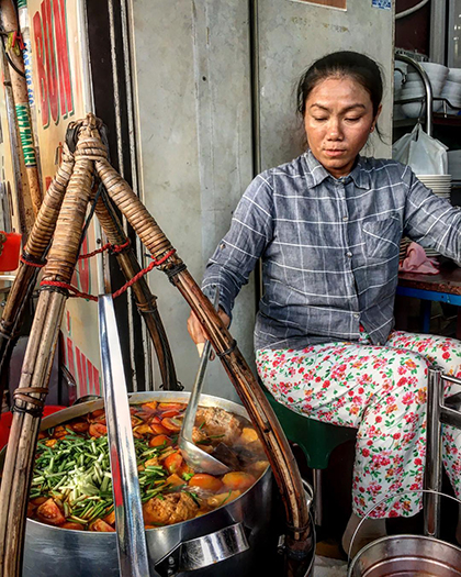 Gánh canh bún quen thuộc ở vỉa hè Sài Gòn