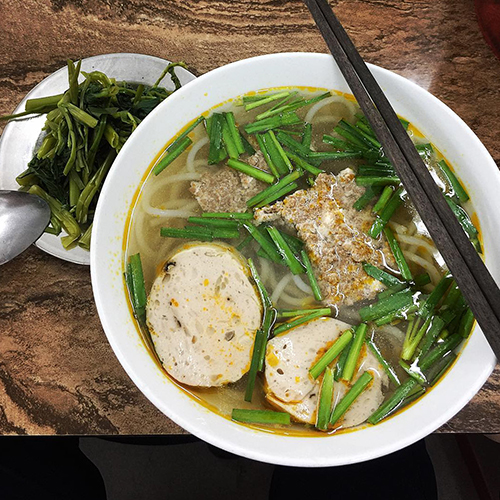Tô canh bún Sài Gòn có nước trong, không phải màu vàng như thường thấy
