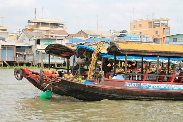 Trải nghiệm chợ nổi Cái Bè và thưởng thức trái cây giữa lòng sông