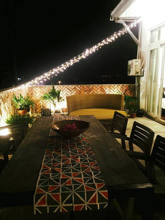 Bàn ăn ngoài trời homestay Hà Nội Au Frais