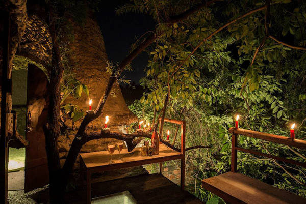 Bàn ăn lãng mạn trên cao tại homestay Hà Nội