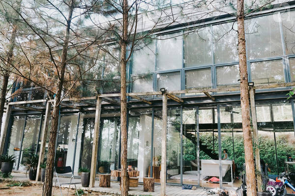 Ngôi nhà rất xinh với chất liệu gỗ và kính.