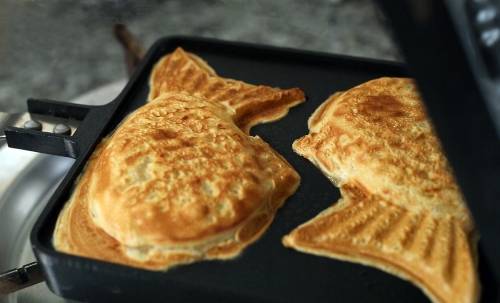 Bungeoppang Bánh cá là tên dân dã mà mọi người hay gọi món ăn này. Người bán hàng đổ bột vào khuôn bằng thép có hình cá chép, sau đó nhồi nhân đậu đỏ vào trong. Bánh cá có nhiều hình dạng và màu sắc khác nhau tùy vào lượng bột và thời gian nướng, nhưng hương vị thơm ngon vẫn được giữ nguyên vẹn. Với người dân Hàn Quốc, chỉ cần ngửi thấy hương thơm và bóng dáng những chiếc xe bán bungeoppang, họ biết mùa đông đã tới. Bạn có thể lựa chọn nhiều loại bánh với nhân khác nhau. Giá cho 3-5 chiếc bánh cá khoảng 2.000 won (khoảng 40.000 đồng). Ảnh: maangchi