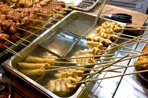Kkochi eomuk Món ăn đường phố nổi tiếng khác là kkochi eomuk. Eomuk (bánh cá) được xiên que và luộc trong nước dùng với củ cải đỏ và tảo biển. Kkochi omuk không có vị cay do đó thường được ăn kèm với tteok-bokki để làm át đi vị cay nóng của món ăn. Giá cho một xiên này dao động từ 500 đến 1.000 won (khoảng 10.000 - 20.000 đồng và thường được bán chung tại các hàng tteok-bokki. Ảnh: pinterest