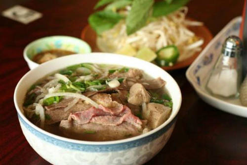 Phở: Phở là món ăn quen thuộc với người Việt. Không chỉ là một bữa sáng bổ dưỡng, đây còn là món ăn chống ngấy rất hiệu quả bất kể mùa nào trong năm. Các thương hiệu phở được ưa thích ở Sài Gòn gồm: Phở Hòa Pasteur, Phở Lệ, Dậu, Phở Hiền Văn Hiến… Ảnh: Lozi.