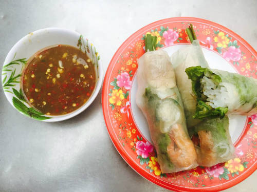 Gỏi cuốn: Gỏi cuốn là món ăn vặt cho buổi chiều ở Sài Gòn, có tôm luộc, thịt luộc, để có vị ngọt và không dầu mỡ, rau cuốn kèm chỉ là rau thơm và rau sống: hẹ, húng, dấp cá, xà lách, tía tô... Có thể tìm thấy món này ở hầu hết các chợ, cổng trường học với giá 7.000 đồng một cuốn. Các tiệm nổi tiếng ở đường Ngô Đức Kế, Nguyễn Đình Chiểu, 3/2, Nguyễn Tri Phương… Ảnh: Thảo Nghi.