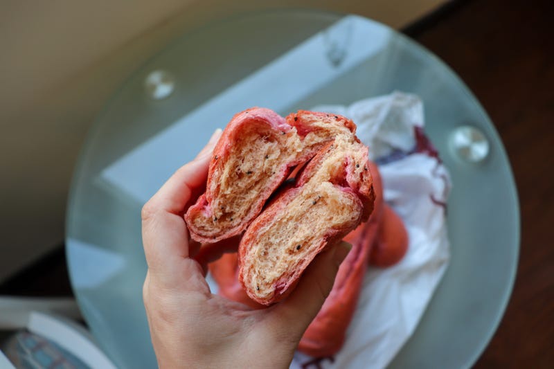 Món bánh mì thanh long được một cửa hàng Việt Nam sáng tạo đã đem đến ấn tượng tốt đẹp cho nữ phóng viên Business Insider. Chia sẻ trong bài viết, Kate Taylor bất ngờ khi bánh có màu hồng. Theo nữ phóng viên, dù mục đích ban đầu của chiếc bánh mì là nhằm giải cứu nông sản trong mùa dịch, món này vẫn có thể nổi tiếng trên mạng xã hội.