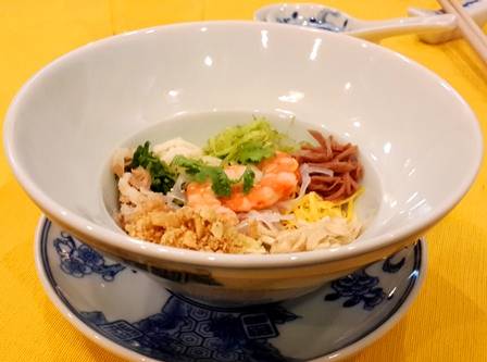 Gỏi gà Huế thanh tao và lạ lẫm