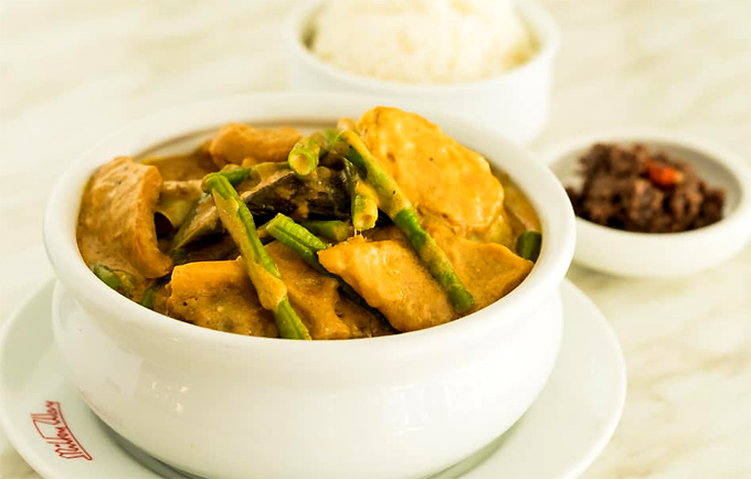 Kare-kare món ăn Manila với sốt đậu phộng