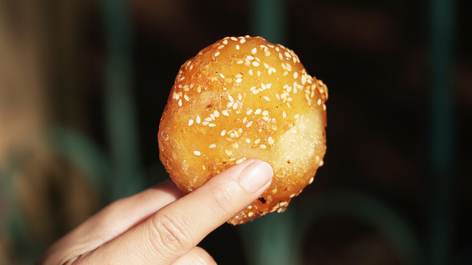Bánh cam  Bánh cam thoạt nhìn khá giống bánh rán, được làm từ bột nếp và bột gạo. Nhân bánh thường là đậu xanh quết nhuyễn, trên mặt bánh được phủ một lớp đường dẻo được thắng vàng óng như mạch nha và mè thơm. Bánh thường được bán trên đường bởi những người phụ nữ. Quanh chợ trung tâm Buôn Ma Thuột bạn sẽ dễ dàng tìm thấy. Chiếc bánh có màu vàng, óng ánh của mật, giá chỉ 3.000 đồng.