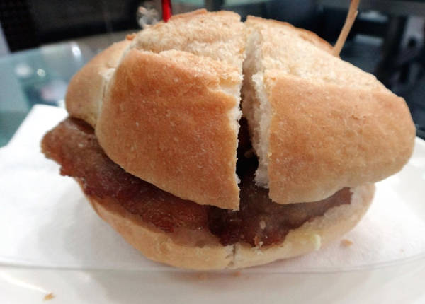 Pork Chop Bun món ngon Macau