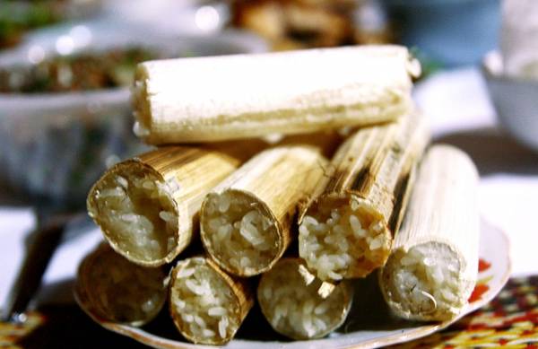 Cơm lam là món ăn đặc trưng của đồng bào dân tộc thiểu số vùng Tây Bắc nước ta, nguyên liệu chính là gạo nếp được nướng trong ống tre. Khi nướng chín, chỉ cần chẻ bỏ phần vỏ tre cháy bên ngoài, chừa lại một lớp lạt tre mỏng vừa tay người bóc khi ăn cơm. Cơm lam phổ biến và được yêu thích bởi vị ngon ấn tượng của gạo nếp, nước suối và hương thơm nhẹ nhàng của tre.