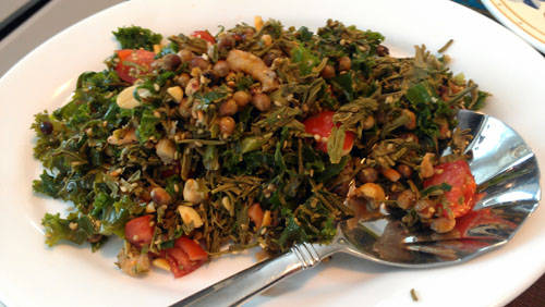Laphet thoke (salad lá trà xanh) - món ngon Myanmar: Nhắc đến xứ chùa vàng không thể không nhắc đến Lephet - lá trà xanh lên men. Món ăn được làm từ Lephet trộn với bắp cải, cà chua, đậu phộng rang, tỏi và ớt. Ảnh: Hungarybuddha.