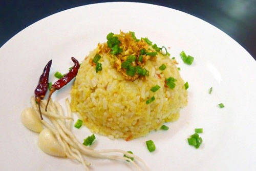 Nga htamin (cơm cá) - món ngon Myanmar: Món này được nấu chín gạo với nghệ tươi, phủ lên bằng một lớp da cá và dầu tỏi. Món cơm cá ăn kèm với tóp mỡ rán giòn mang lại hương vị béo ngậy và thơm ngon. Ảnh: Saffrontravel.