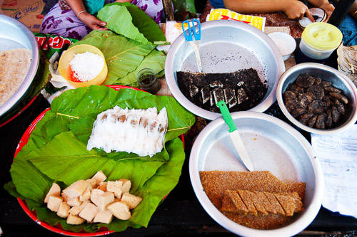 Moun, bein moun, moun pyit thalet (những chiếc bánh ngọt xứ Chùa Vàng): Người bản địa thường ăn các món vặt vào bữa sáng, bữa trà chiều. Không giống các món bánh được phủ đường để tạo vị ngọt, Moun - các món ngọt ở đây sử dụng cùi dừa và nước cốt dừa, gạo nếp và trái cây để tạo vị ngọt đặc trưng. Bánh Has nwin ma kin là chiếc bánh ngọt nhỏ làm từ bột trộn với nước cốt dừa, bơ và nho khô. Ảnh: Austinbus.