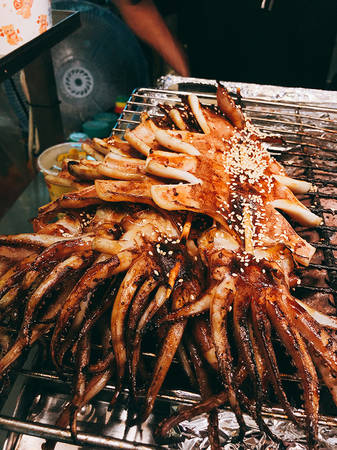 Mực nướng Trong các món hải sản nướng tại khu chợ đêm này thì mực được lòng nhiều người nhất. Mực tươi sẽ được nướng trên bếp than hồng cho vừa chín tới mà không bị khô, tỏa mùi thơm phức. Thực khách có thể ăn nguyên vị để cảm nhận độ tươi, ngọt của thịt, hoặc chấm cùng các loại nước sốt. Giá trung bình dao động từ 60 - 100 TWD/con (khoảng 45.000 - 75.000 đồng)