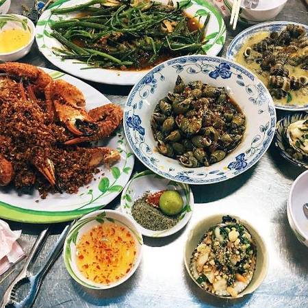 Quán ốc Oanh đường Vĩnh Khánh hút khách nhờ thực đơn phong phú