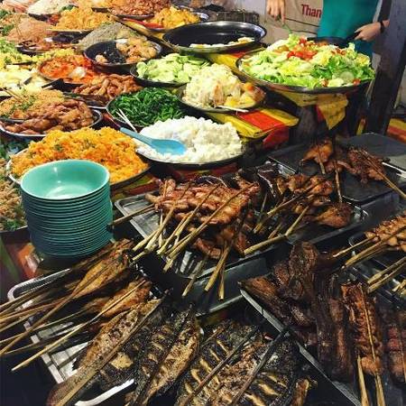 Đồ nướng và các món ăn kèm cơm ở chợ đêm Luang Prabang