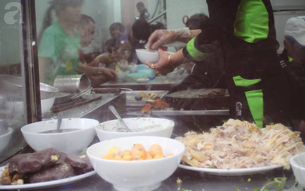 Nơi chế biến gọn gàng bày ngay ở mặt tiền quán ăn Quán Thánh