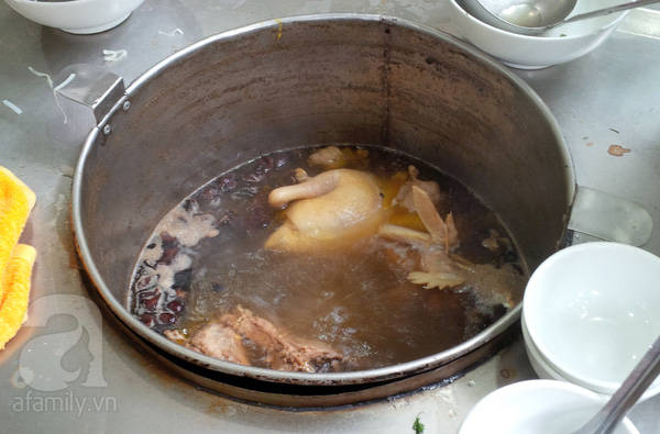 Nồi nước dùng chất lượng tại quán ăn Quán Thánh