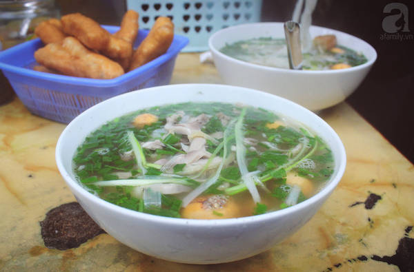Bát phở ở đây nước dùng trong vắt, có thêm lá chanh.