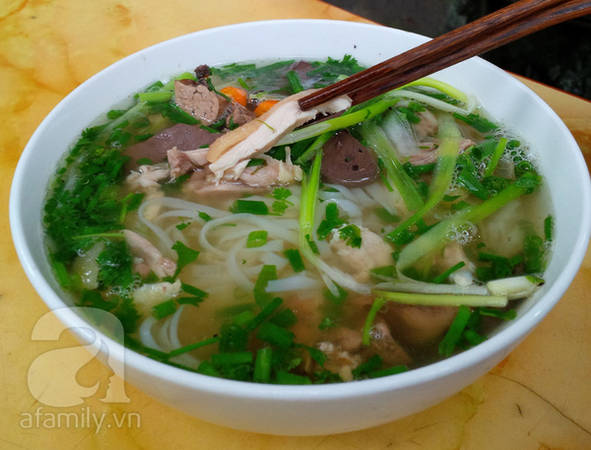 Miếng thịt gà của quán thái hơi nhỏ.
