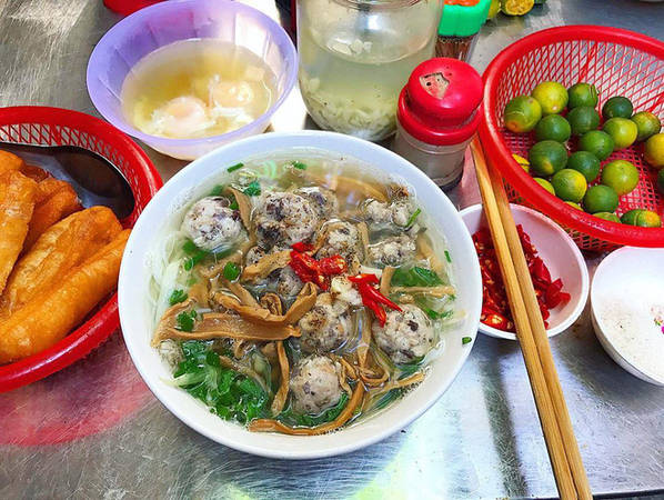 6-quan-an-sang-ngon-tren-pho-co-toan-nhung-mon-sieu-hop-voi-troi-lanh-gia-chi-duoi-30-nghin-ivivu-1