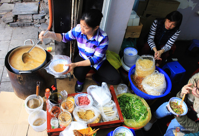 Quán bánh đa trộn Hà Nội tại Thợ Nhuộm