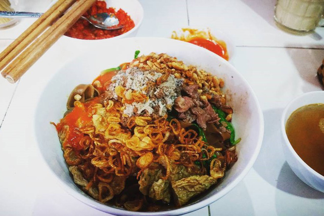 Bánh đa trộn Hà Nội tại chợ Châu Long