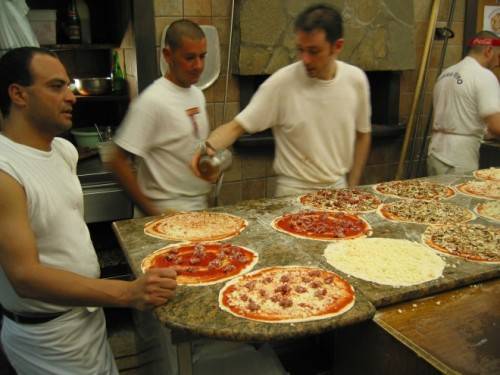 Bếp làm pizza của Da Remo.