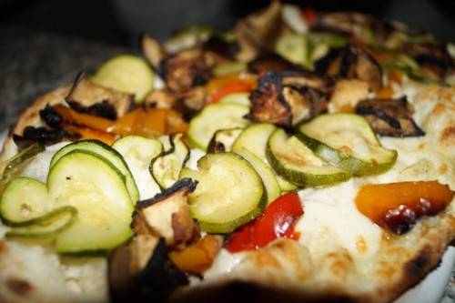 Focaccia là kiểu làm bánh lớn dài và cắt thành từng miếng nhỏ hình vuông.
