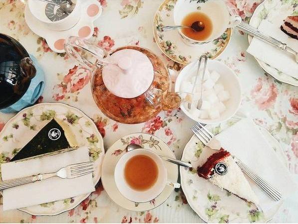 Không gian Partea English Tearoom view phố Sài Gòn