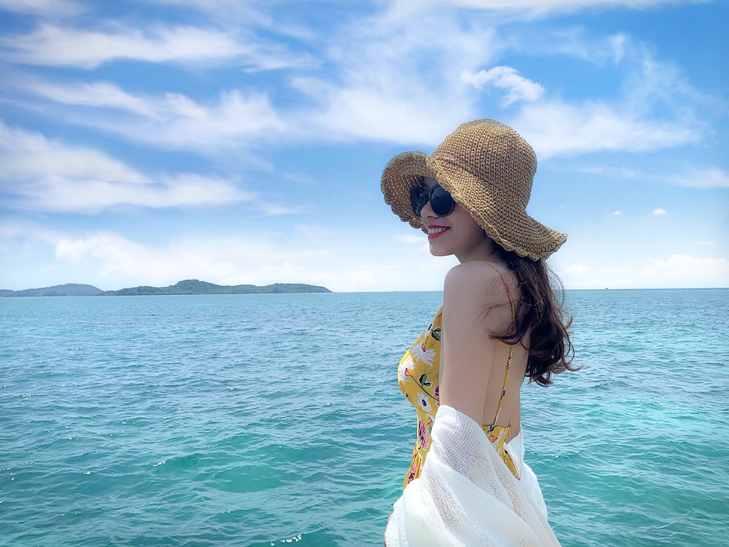 Chuyến tham quan 4 đảo bằng cano đưa du khách đến Hòn Thơm, Hòn Mây Rút, Hòn Gầm Ghì, Hòn Móng Tay khi du lịch Phú Quốc. Với giá vé khoảng 1,2 triệu đồng, du khách sẽ có một ngày lênh đênh trên biển trên cano, tham gia lặn biển và sống như ngư dân thực thụ.