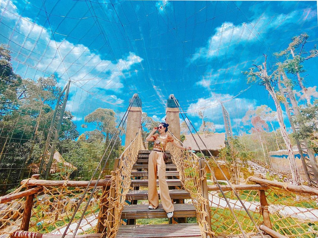 Vinpearl Safari Phú Quốc là khu bảo tồn động vật hoang dã lớn nhất Việt Nam với hơn 2.000 cá thể và 1.200 loài thực vật. Du khách có thể thưởng thức xiếc thú và chụp ảnh cùng các loài động vật quý hiếm với giá vé khoảng 600.000 đồng/người.